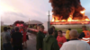 Autoridades de Matanzas acudieron el viernes al sitio del incendio, tras la explosión del primer tanque de combustible.