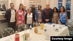Los representantes estadounidenses Mark Pocan, James McGovern y Troy Carter junto a algunas madres de presos políticos del 11J.
