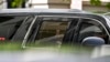 El ex presidente Donald Trump saluda desde el auto que le conduce por las calles de Miami.