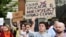 Inscripciones de carteles: “¡No a la movilización!”; “A los nuestros no les tiramos como carne de cañón ahora mismo”. Foto: Reuters.
