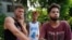 Yoan Viondi, de 23 años (R), y Cristian Hernández, de 24 (I), hablan con Reuters en Villa María, Cuba, el 22 de septiembre de 2023. REUTERS/Alexandre Meneghini