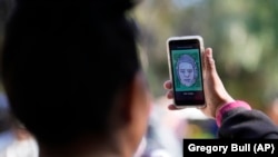 Un migrante del estado mexicano de Michoacán utiliza la aplicación CBP One del gobierno estadounidense, el martes 24 de enero de 2023, en Tijuana, México. (Foto AP/Gregory Bull, Archivo)