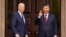 El presidente Xi saluda mientras se reúne con el presidente Biden al margen de la cumbre de Cooperación Económica Asia-Pacífico, en Woodside, California, el 15 de noviembre de 2023.