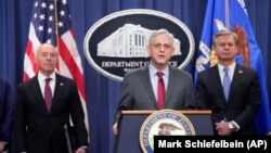 Fiscal General, Merrick Garland, en conferencia de prensa, el 6 de diciembre de 2023, con secretario de Seguridad Nacional, Alejandro Mayorkas, y el director del FBI, Christopher Wray.