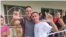 Los presos políticos Jorge y Nadir Perdomo se reencuentran con familiares y amigos en un pase de la prisión. Tomado de Facebook Omar de la Paz.