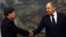 El Ministro de Asuntos Exteriores ruso, Sergei Lavrov, con su homólogo de Nicaragua, Denis Moncada. (Maxim Shipenkov/Pool vía Reuters)