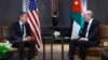 El secretario de Estado de EEUU Antony Blinken (i) con el ministro de exteriores jordano Ayman Safadi, en Amán, Jordania, este 7 de enero de 2024. (Evelyn Hockstein/Pool Photo via AP)