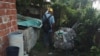 Un trabajador de la Unidad de Higiene y Epidemiología inspecciona el patio de una vivienda en Guantánamo. (Foto: Facebook)