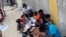 La activista Marthadela Tamayo con niños de la comunidad "La guayaba", en el municipio Cerro, La Habana.
