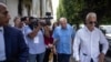 Josep Borrell, centro, tras reunirse con pequeños empresarios en La Habana, Cuba, el 25 de mayo pasado. (AP/Ramón Espinosa)