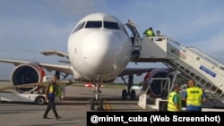 Los 105 cubanos deportados por México arribaron a La Habana este sábado.