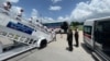 Un grupo de cubanos desciende del avión en el cuarto vuelo de deportación desde EEUU.