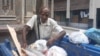 Un anciano busca entre la basura en una calle de La Habana. (Cortesía: Carlos Milanés)
