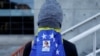 Un manifestante se cubre con una bandera durante una vigilia en homenaje a los ciudadanos detenidos, tras los controvertidos resultados electorales, en Caracas, Venezuela. (REUTERS/Leonardo Fernández Viloria)