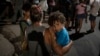 Una madre carga a su niño en brazos durante una protesta pacífica, en La Habana, Cuba, este sábado 1ro de octubre. (AP/Ramon Espinosa)