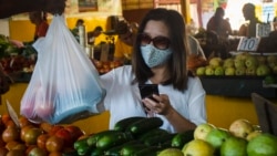 Colas en los mercados en Cuba, inevitables incluso en tiempos de coronavirus Colas en los mercados en Cuba, inevitables incluso en tiempos de coronavirus
