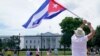 Imagen de un manifestante cubano frente a la Casa Blanca en Washington, DC.