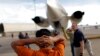Una deportación aérea ejecutada por ICE. Foto Archivo REUTERS/Carlos Barria