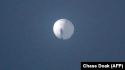 El globo espía chino sobrevuela Billings, en Montana, el 1 de febrero. (Chase Doak/AFP)
