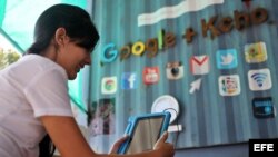 Una joven en el primer centro tecnológico de Google en Cuba, instalado en el estudio del artista plástico "Kcho".