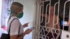 Una estudiante de Medicina entrevista a un residente de La Habana.
