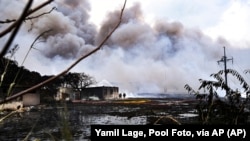 El humo continúa saliendo de un incendio mortal de varios días en una gran instalación de almacenamiento de petróleo en Matanzas, Cuba, el martes 9 de agosto de 2022. El siniestro fue provocado por un incendio en uno de los ocho tanques de la instalación