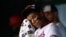 Juan Soto, de los Nacionales de Washington, se limpia la cara en el banquillo antes de un partido este domingo contra los Bravos de Atlanta. (Foto AP/Nick Wass)
