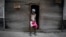 Una mujer que vende bolsas de plástico espera por clientes en La Habana. (AP/Ramón Espinosa/Archivo)