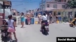 Madres bloquean el tránsito en una calle de Regla, en La Habana, en protesta por la falta de agua el 20 de julio de 2025.