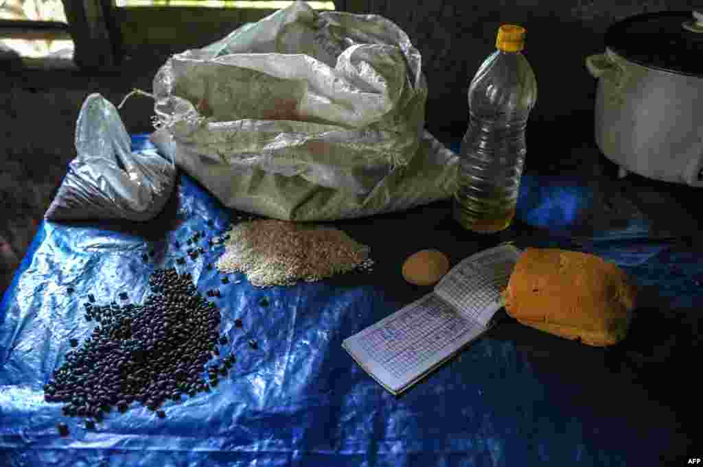 Vista de los productos de la canasta básica de los cubanos. La dieta del cubano se basa en arroz, pan y frijoles. La carne de res y el pescado son los productos que menos se consumen. YAMIL LAGE / AFP