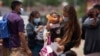 Una familia de migrantes arriba a Eagle Pass, Texas, en la frontera sur de EEUU, el 22 de mayo de 2022. (Allison dinner / AFP)