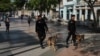 Boinas negras con perros recorren el Paseo del Prado en el aniversario del estallido del 11 de julio. (Archivo REUTERS/Alexandre Meneghini).