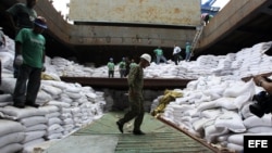 Un grupo de trabajadores desvela varios contenedores ocultos entre sacos de azúcar y que presumiblemente contienen material bélico, dentro del barco norcoreano Chong Chon Gang hoy, martes 16 de julio de 2013, en el muelle de Manzanillo en Colón (Panamá).