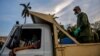 Militares movilizados por el gobierno cubano llegan el miércoles a una plaza de La Habana para desinfectar el área (Foto: Yamil Lage/AFP).