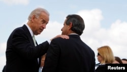 Foto Archivo. Joe Biden y Manny Díaz el 5 de marzo de 2009 en Florida. REUTERS/Carlos Barria