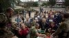 Efectivos ucranianos entregan suministros en el pueblo de Izium, Ucrania, el 2 de octubre de 2022. (AP/Evgeniy Maloletka).