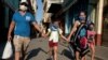 Susana Valdés lleva a su hijo a casa, junto a su esposo, en La Habana, el 23 de marzo del 2020.
