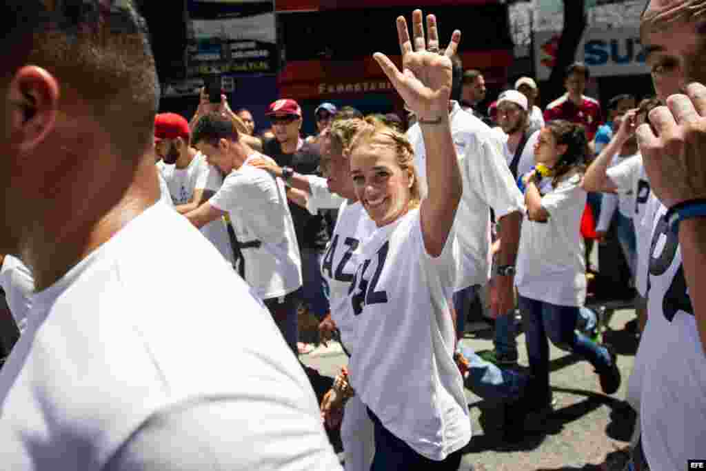 Lilian Tintori (C), esposa del líder venezolano Leopoldo López junto a miles de personas participa  en una manifestación denominada "Toma de Caracas", una marcha convocada hace semanas por la alianza de partidos Mesa de la Unidad Democrática (MUD)
