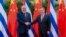 El premier cubano Manuel Marrero saluda a su homólogo chino Li Qiang antes de una reunión en Shanghai, el 4 de noviembre de 2023 (Zhai Jianlan/Xinhua vía AP)