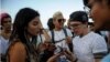 Jóvenes cubanos verifican conexión a internet en sus móviles en La Habana.