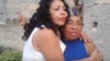 Aimara Nieto Muñoz abraza a su madre, en una imagen tomada en 2017. (Estado de Sats)