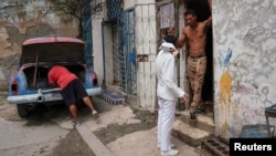 Una enfermera indaga sobre los pacientes que faltan por vacunarse contra el COVID-19, en un barrio de La Habana. REUTERS/Alexandre Meneghini