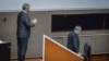 Miguel Díaz-Canel aplaude a Raúl Castro en la ceremonia de traspaso de poder el 19 de abril de 2018.