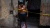 Un hombre frente a una vivienda en cuarentena, en La Habana. (AP Foto/Ramón Espinosa)