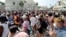 Cubanos participan en una manifestación coreando "Abajo la dictadura "y" Queremos libertad contra el gobierno del presidente cubano Miguel Díaz-Canel en La Habana, el 11 de julio de 2021