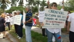 Cubanos protestan frente a la compañía de cruceros Carnival Cubanos protestan frente a la compañía de cruceros Carnival