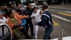 Algunas Damas de Blanco logran burlar la vigilancia policial Algunas Damas de Blanco logran burlar la vigilancia policial