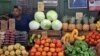 Venta de alimentos en un agromercado de La Habana en 2016.
