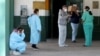 Personal médico en uno de los accesos al Hospital Manuel Belgrano, de San Martín, en las afueras de Buenos Aires (Foto: Agustín Marcarián/Reuters).