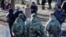 Residentes de Donetsk, en el este de Ucrania, salen de la región en busca de refugio.